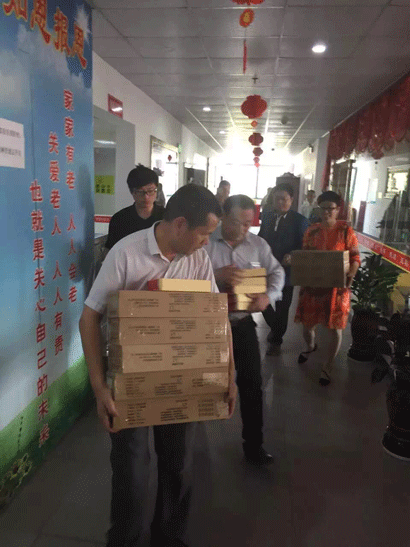 极悦社会责任之养老院送福利