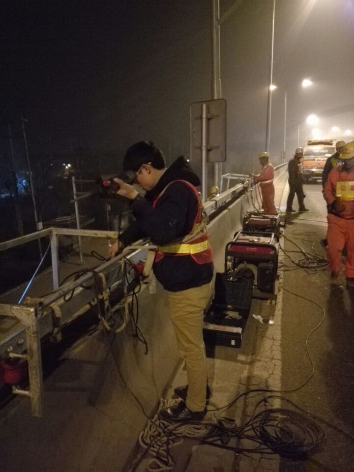 四环路挂板加固凌晨3：00分极悦锚栓技术部余工坚守现场指导安装胶粘模扩底锚栓