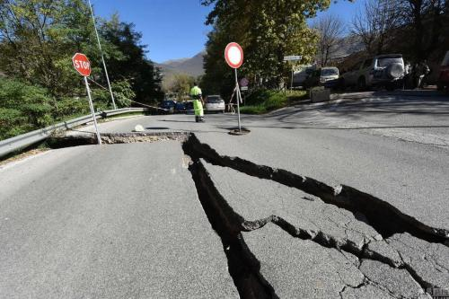 植筋胶在混凝土道路裂缝修补施工中不可或缺！